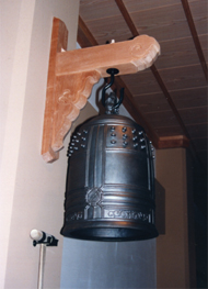 小さな梵鐘：喚鐘を軒先に