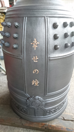 小さな梵鐘：喚鐘を軒先に