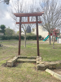 小さな梵鐘：喚鐘を軒先に