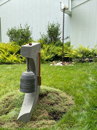 小さな梵鐘：喚鐘を軒先に